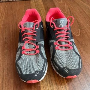 On Women On Cloud Grey / Neon Pink Running Shoes